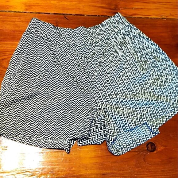 american Eagle shorts. Black and white chevron shorts. Juniors size small - Picture 2 of 5